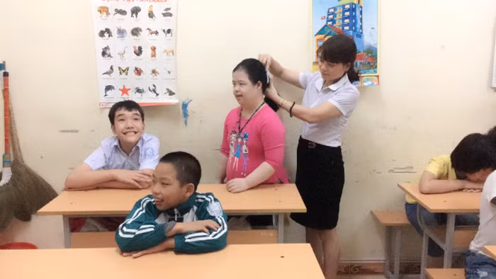 Để học trò thích học, cô Yến luôn dành thời gian gần gũi, thăm hỏi, động viên các con, sau đó chỉnh trang lại trang phục, đầu tóc, có khi là dỗ dành khi trẻ không muốn đi học để các con có tâm lí thoải mái nhất khi vào giờ học. (Ảnh: Nguồn từ chương trình Chia sẻ cùng thầy cô 2018))