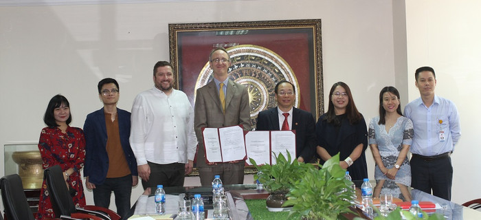 Ngày 1/11, Học viện Báo chí và Tuyên truyền và Đại học Bournemouth (Vương quốc Anh) ký thỏa thuận hợp tác Chương trình thạc sĩ truyền thông và thạc sĩ truyền thông doanh nghiệp. (Ảnh: Thùy Linh) Ngày 1/11, Học viện Báo chí và Tuyên truyền và Đại học Bournemouth (Vương quốc Anh) ký thỏa thuận hợp tác Chương trình thạc sĩ truyền thông và thạc sĩ truyền thông doanh nghiệp. (Ảnh: Thùy Linh)