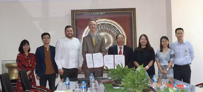 Ngày 1/11, Học viện Báo chí và Tuyên truyền và Đại học Bournemouth (Vương quốc Anh) ký thỏa thuận hợp tác Chương trình thạc sĩ truyền thông và thạc sĩ truyền thông doanh nghiệp. (Ảnh: Thùy Linh)