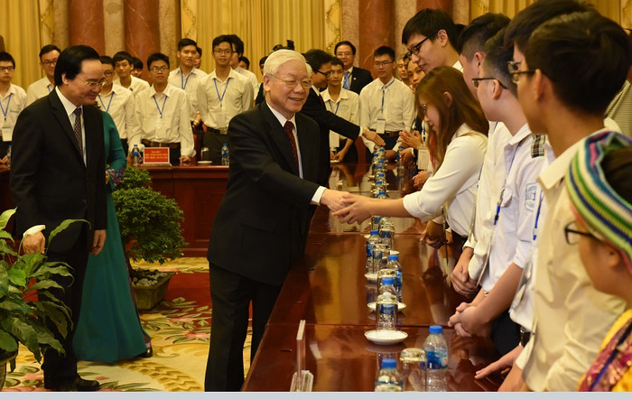 Tổng Bí thư, Chủ tịch nước căn dặn: các cháu đã học, phấn đấu giỏi, đạo đức rất tốt nhưng sao trong mỗi một người phải vừa có đức, vừa có tài (Ảnh: Bộ Giáo dục và Đào tạo) Tổng Bí thư, Chủ tịch nước căn dặn: các cháu đã học, phấn đấu giỏi, đạo đức rất tốt nhưng sao trong mỗi một người phải vừa có đức, vừa có tài (Ảnh: Bộ Giáo dục và Đào tạo)