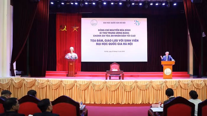 Chánh án Tòa án nhân dân tối cao Nguyễn Hòa Bình nói chuyện với sinh viên khoa Luật, Đại học Quốc gia Hà Nội vào ngày 22/11. (Ảnh: VNU)