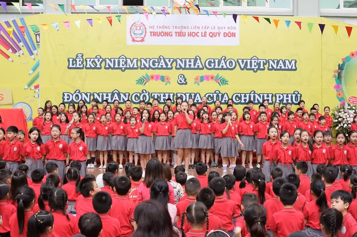 Các bạn nhỏ trường Tiểu học Lê Quý Đôn đã thể hiện tình yêu và niềm tự hào về mái trường của mình bằng những ca khúc, điệu nhảy hết sức ấn tượng Các bạn nhỏ trường Tiểu học Lê Quý Đôn đã thể hiện tình yêu và niềm tự hào về mái trường của mình bằng những ca khúc, điệu nhảy hết sức ấn tượng