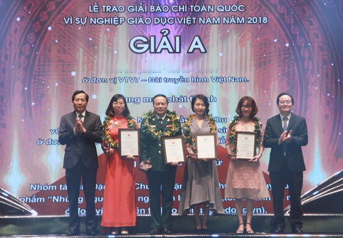 Bộ trưởng Phùng Xuân Nhạ và Chủ tịch Hội Nhà báo Việt Nam Thuận Hữu trao giải A cho các tác phẩm xuất sắc. (Ảnh: Ban tổ chức) Bộ trưởng Phùng Xuân Nhạ và Chủ tịch Hội Nhà báo Việt Nam Thuận Hữu trao giải A cho các tác phẩm xuất sắc. (Ảnh: Ban tổ chức)