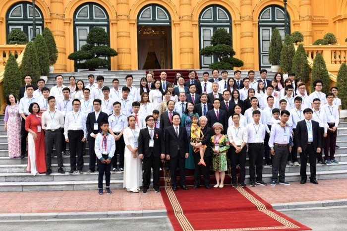 Tổng Bí thư, Chủ tịch nước Nguyễn Phú Trọng chụp ảnh lưu niệm cùng học sinh sinh viên tiêu biểu (Ảnh: Bộ Giáo dục và Đào tạo) Tổng Bí thư, Chủ tịch nước Nguyễn Phú Trọng chụp ảnh lưu niệm cùng học sinh sinh viên tiêu biểu (Ảnh: Bộ Giáo dục và Đào tạo)
