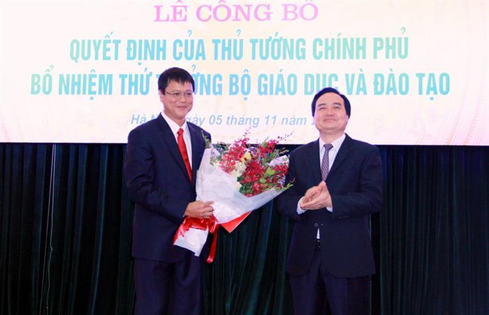 Bộ trưởng Phùng Xuân Nhạ trao Quyết định bổ nhiệm và tặng hoa chúc mừng tân Thứ trưởng Bộ Giáo dục và Đào tạo Lê Hải An (Ảnh: moet.gov.vn)