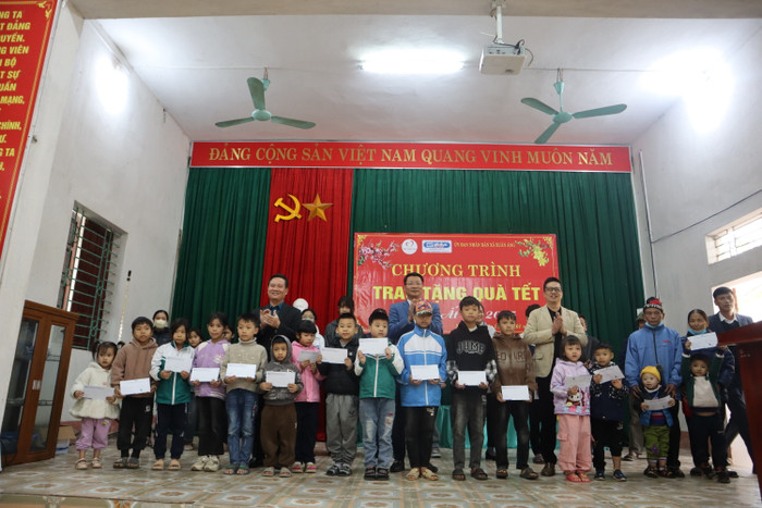 Đại diện chính quyền địa phương và nhà hảo tâm trao tặng quà cho các em học sinh có hoàn cảnh khó khăn trên địa bàn xã Hiền Lương. IMG_3444.JPG
