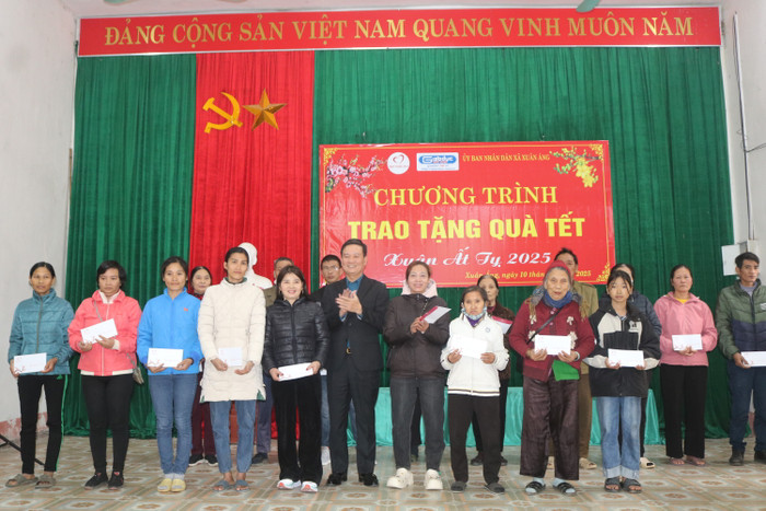 Tạp chí điện tử Giáo dục Việt Nam đã phối hợp cùng các nhà hảo tâm mang đến những suất quà đến với những gia đình hộ nghèo trên địa bàn xã Xuân Áng và xã Bằng Giã thuộc huyện Hạ Hòa, tỉnh Phú Thọ. xã Xuân Áng 3.JPG