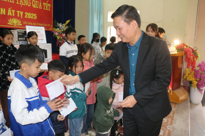 Nhà báo Nguyễn Tiến Bình – Phó Chủ tịch Hiệp hội Các trường đại học, cao đẳng Việt Nam, Tổng Biên tập Tạp chí điện tử Giáo dục Việt Nam trao quà cho các em học sinh có hoàn cảnh khó khăn tại xã Hiền Lương. xã Hiền Lương 2.JPG
