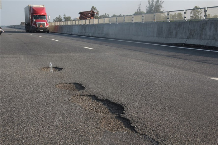 Cao tốc Đà Nẵng - Quảng Ngãi có nhiều điểm hư hỏng nặng. ảnh: Lao động.