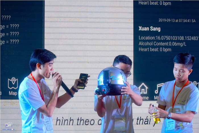 Chiếc mũ bảo hiểm thông minh có thể cảnh báo ngủ gật và đo nồng độ cồn. Ảnh: AN