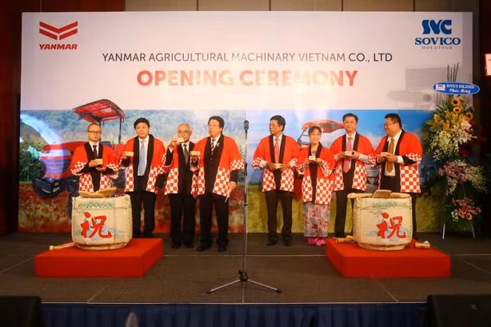 Đại diện Tập đoàn Yanmar Nhật Bản và Tập đoàn Sovico Holdings chúc mừng cho sự ra đời của Công ty TNHH Máy nông nghiệp Yanmar Việt Nam.