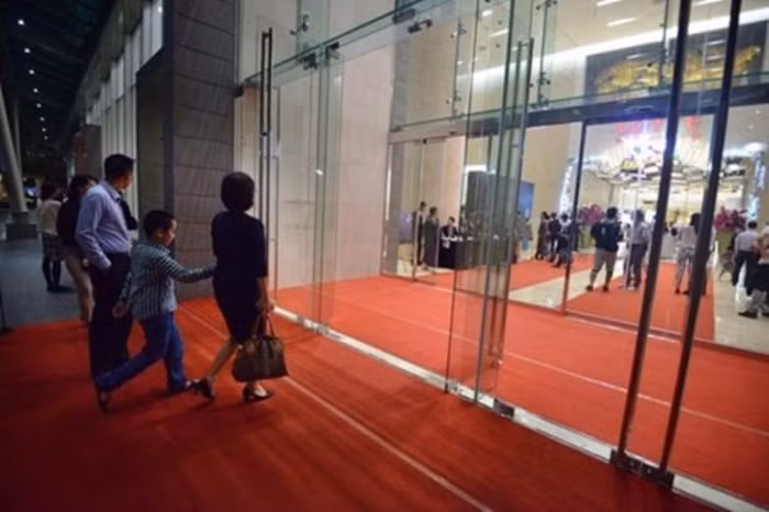 Chỉ đón khách VIP, Lotte Center phân biệt đối xử khách hàng?