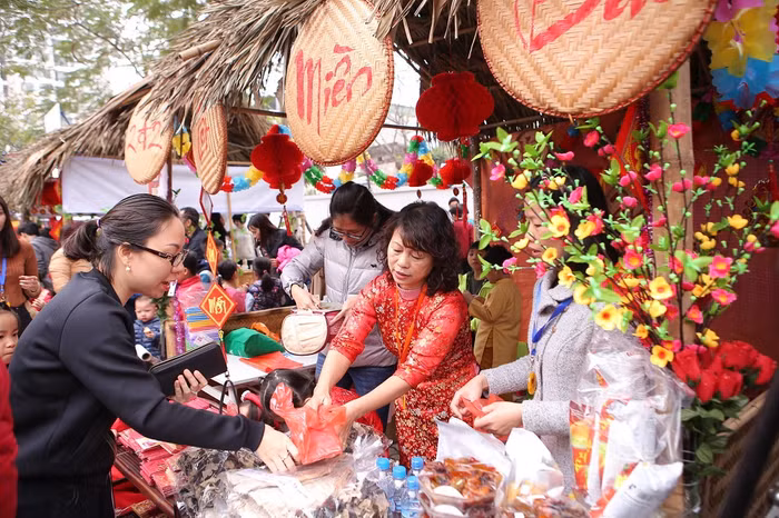 Những gian hàng mái lá mang lại không khí truyền thống của Tết Bắc Trung Nam.