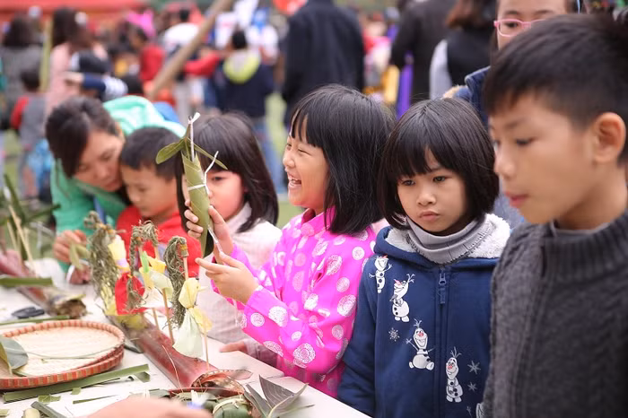 Hội Xuân Vinschool 2017 còn đậm không khí Tết cổ truyền khi có rất nhiều các trò chơi dân gian như bắt vịt, ném còn, kéo mo cau…