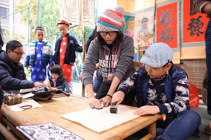 Tranh dân gian Đông hồ cũng làm các em vô cùng thích thú.