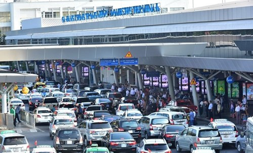 Khu vực đón trả khách quốc nội tại sân bay Tân Sơn Nhất thường xuyên rơi vào cảnh kẹt xe. ảnh: Lê Quân/Báo điện tử Zing. Khu vực đón trả khách quốc nội tại sân bay Tân Sơn Nhất thường xuyên rơi vào cảnh kẹt xe. ảnh: Lê Quân/Báo điện tử Zing.