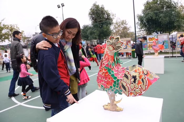 Các chú gà Kim kê cửu đỉnh, Kim kê độc lập, Đông tảo cùng kê… được Vinsers tạo hình từ giấy báo cũ, giấy vụn, keo sữa, băng dính… khiến người xem như được về với thôn quê.