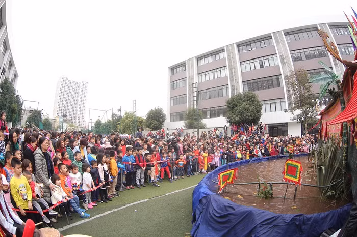 Tại sân bóng Vinschool, sân khấu múa rối nước đã mang lại cho các em học sinh, phụ huynh một không gian ngày Tết dân tộc đầm ấm, yêu thương.