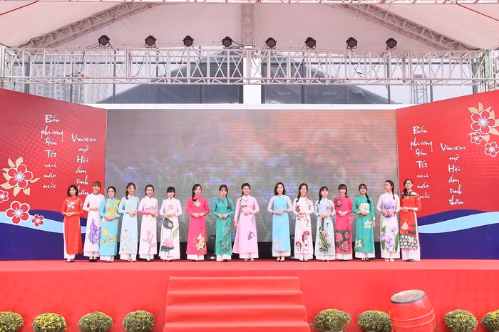 Với sự cố vấn của Nhà thiết kế Đức Hùng, các em học sinh đã dùng màu Acrylic để thiết kế họa tiết áo dài trên nền áo truyền thống.