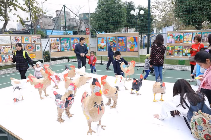 Vui đón Tết Đinh Dậu, các bạn học sinh Vinschool còn thực hiện dự án “Quần kê hội tụ”. 36 chú gà – 36 tác phẩm nghệ thuật handmade được trưng bày trong năm Gà đã mang lại dấu ấn khác biệt với hàng nghìn người đi hội.