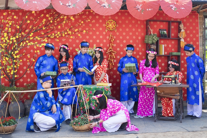 Hội Xuân Vinschool 2017 năm nay rất đặc biệt bởi học sinh đã tái hiện hình ảnh Tết Việt Nam và Tết bốn phương trong cùng một không gian lễ hội. Hội Xuân Vinschool 2017 năm nay rất đặc biệt bởi học sinh đã tái hiện hình ảnh Tết Việt Nam và Tết bốn phương trong cùng một không gian lễ hội.