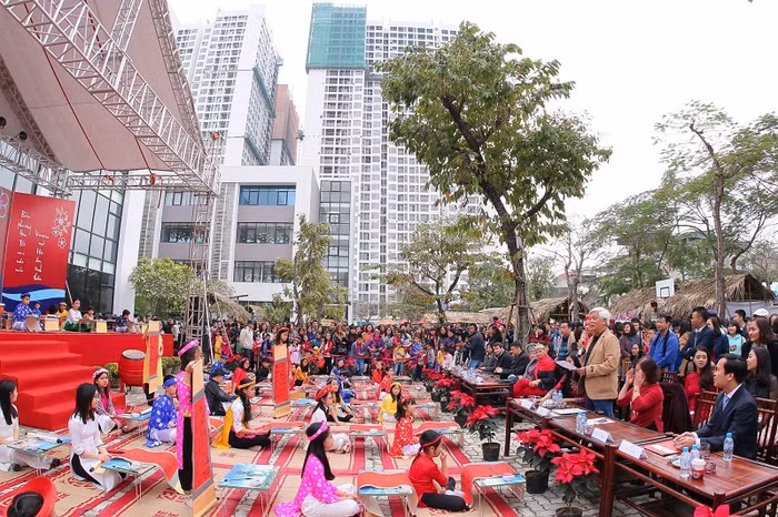 Làm giám khảo hội thi “Vinsers Vui câu đối Tết” trong không khí mô phỏng trường thi xưa. Nhà sử học Dương Trung Quốc rất bất ngờ về khả năng thư pháp của các em học sinh.