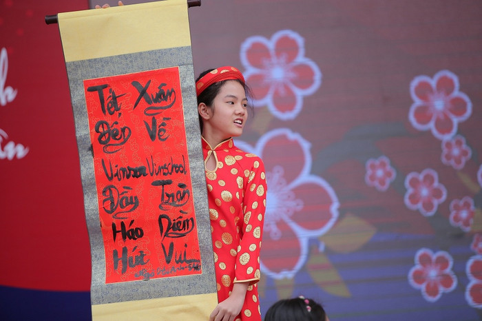 Viết lên tấm giấy điều đỏ những câu đối chào Xuân 2017, các em học sinh đã gửi gắm những lời chúc năm mới ấm áp, hạnh phúc đến mọi người. Viết lên tấm giấy điều đỏ những câu đối chào Xuân 2017, các em học sinh đã gửi gắm những lời chúc năm mới ấm áp, hạnh phúc đến mọi người.
