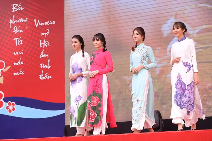 15 chiếc áo dài có họa tiết đẹp nhất đã được trình diễn và bán quyên tiền mua sách cho học sinh Quảng Trị.