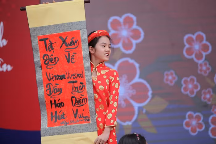 Viết lên tấm giấy điều đỏ những câu đối chào Xuân 2017, các em học sinh đã gửi gắm những lời chúc năm mới ấm áp, hạnh phúc đến mọi người.