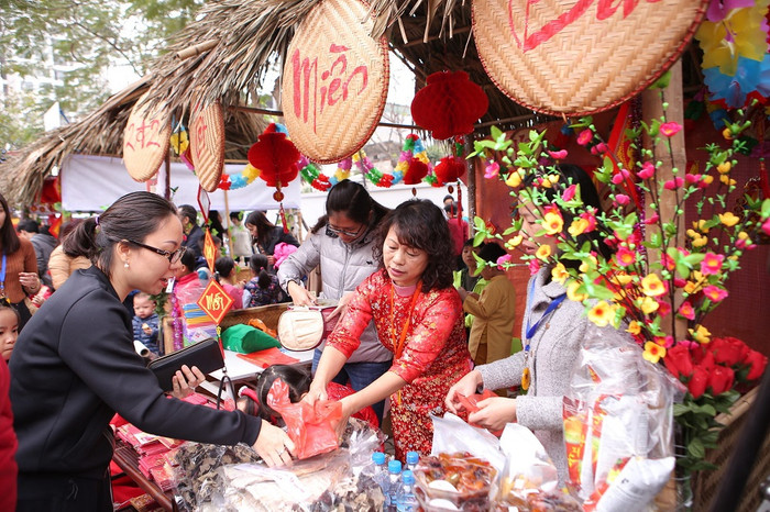 Những gian hàng mái lá mang lại không khí truyền thống của Tết Bắc Trung Nam. Những gian hàng mái lá mang lại không khí truyền thống của Tết Bắc Trung Nam.