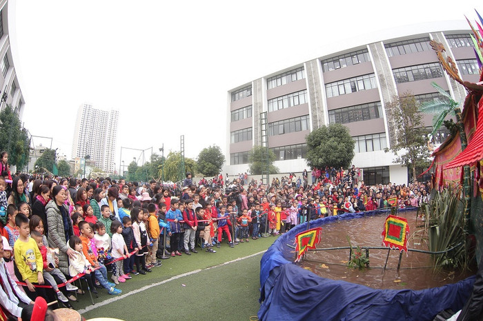 Tại sân bóng Vinschool, sân khấu múa rối nước đã mang lại cho các em học sinh, phụ huynh một không gian ngày Tết dân tộc đầm ấm, yêu thương. Tại sân bóng Vinschool, sân khấu múa rối nước đã mang lại cho các em học sinh, phụ huynh một không gian ngày Tết dân tộc đầm ấm, yêu thương.