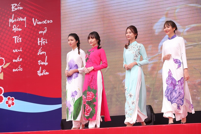 15 chiếc áo dài có họa tiết đẹp nhất đã được trình diễn và bán quyên tiền mua sách cho học sinh Quảng Trị. 15 chiếc áo dài có họa tiết đẹp nhất đã được trình diễn và bán quyên tiền mua sách cho học sinh Quảng Trị.