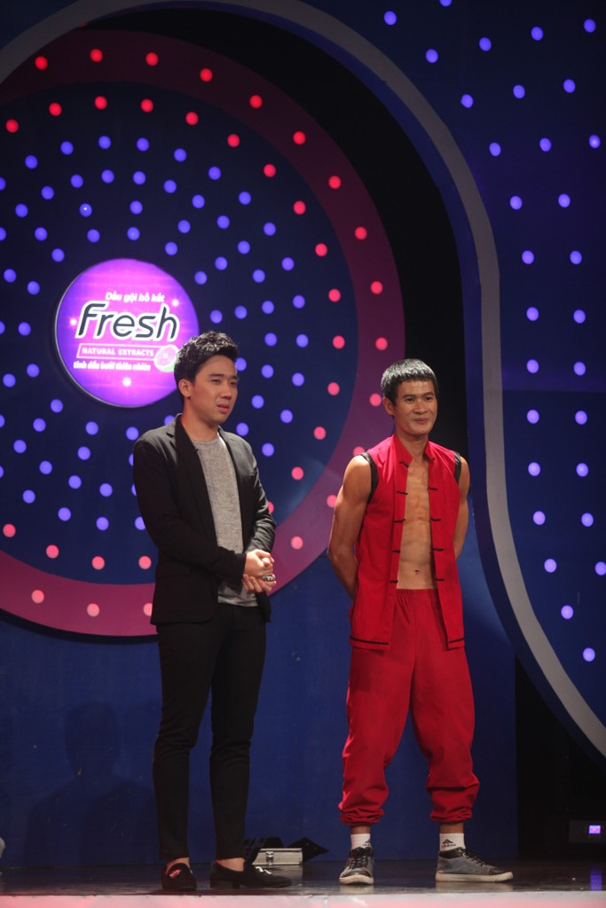 Nghệ sĩ xiếc Minh Nguyên và MC Trấn Thành. Nghệ sĩ xiếc Minh Nguyên và MC Trấn Thành.