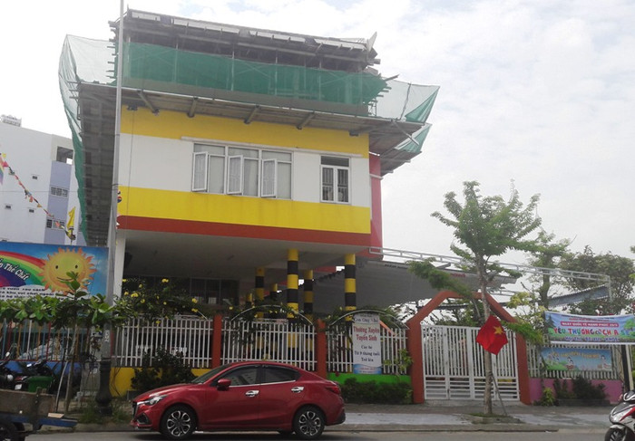 Trường mầm non vừa xây dựng ở tầng ba, còn hai tầng dưới vẫn để học sinh vui chơi, sinh hoạt. Ảnh: TT Trường mầm non vừa xây dựng ở tầng ba, còn hai tầng dưới vẫn để học sinh vui chơi, sinh hoạt. Ảnh: TT