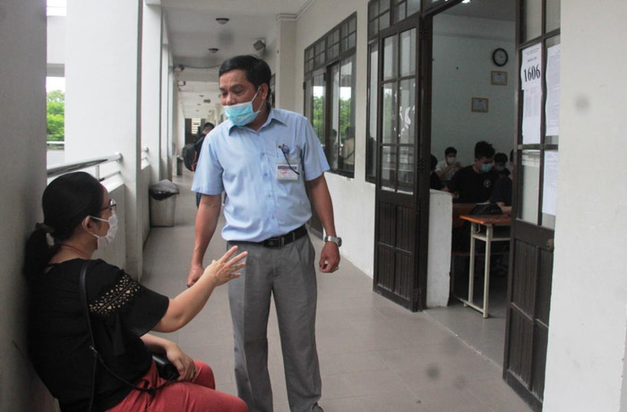 Giám thị coi thi tốt nghiệp trung học phổ thông 2021 tại điểm thi Trường trung học phổ thông Phan Châu Trinh (Đà Nẵng). Ảnh: AN