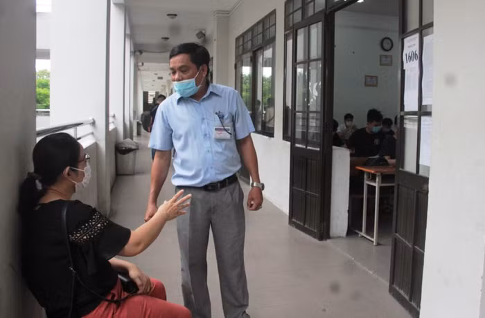 Giám thị coi thi tốt nghiệp trung học phổ thông 2021 tại điểm thi Trường trung học phổ thông Phan Châu Trinh (Đà Nẵng). Ảnh: AN