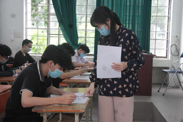 Nhiều ý kiến cho rằng nên bỏ 30% điểm trung bình học bạ lớp 12 của học sinh để tránh tiêu cực. Ảnh: AN Nhiều ý kiến cho rằng nên bỏ 30% điểm trung bình học bạ lớp 12 của học sinh để tránh tiêu cực. Ảnh: AN