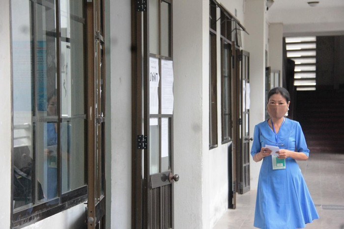 Nghi vấn lộ đề kiểm tra học kỳ 1 lớp 12 ở Thừa Thiên - Huế đang được xác minh, làm rõ. (Trong ảnh giáo viên đang kiểm tra bên ngoài hành lang các phòng thi - ảnh minh họa). Nghi vấn lộ đề kiểm tra học kỳ 1 lớp 12 ở Thừa Thiên - Huế đang được xác minh, làm rõ. (Trong ảnh giáo viên đang kiểm tra bên ngoài hành lang các phòng thi - ảnh minh họa).