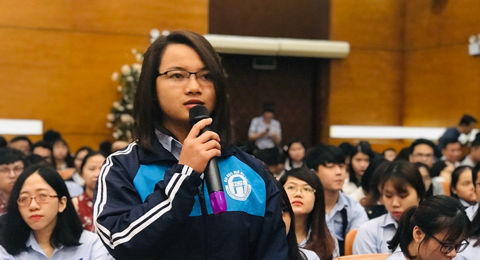 Sinh viên đặt câu hỏi dành cho lãnh đạo nhà trường (ảnh nhà trường cung cấp). Sinh viên đặt câu hỏi dành cho lãnh đạo nhà trường (ảnh nhà trường cung cấp).