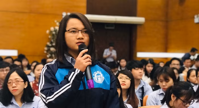 Sinh viên đặt câu hỏi dành cho lãnh đạo nhà trường (ảnh nhà trường cung cấp).