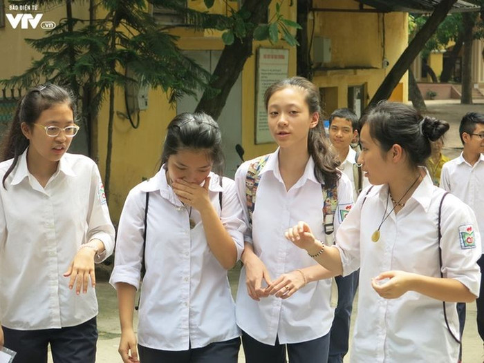 Khi lấy phiếu dự thi, học sinh cần đối chiếu các thông tin in trên phiếu, nếu sai sót phải báo để sửa chữa kịp thời (ảnh minh họa - nguồn VTV). Khi lấy phiếu dự thi, học sinh cần đối chiếu các thông tin in trên phiếu, nếu sai sót phải báo để sửa chữa kịp thời (ảnh minh họa - nguồn VTV).