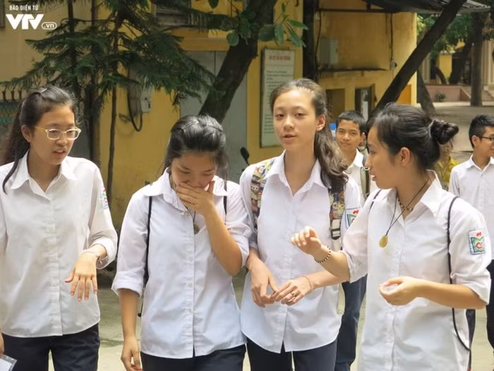 Khi lấy phiếu dự thi, học sinh cần đối chiếu các thông tin in trên phiếu, nếu sai sót phải báo để sửa chữa kịp thời (ảnh minh họa - nguồn VTV).