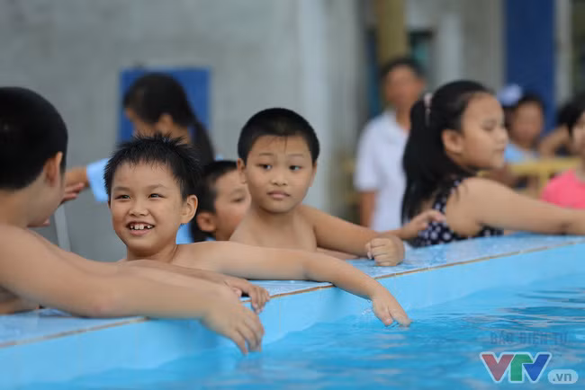 Hè là khoảng thời gian để trẻ trang bị các kỹ năng như bơi lội (ảnh minh họa - nguồn vtv).