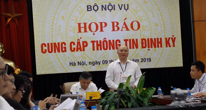 Cấm nịnh bợ sếp, vậy có được nịnh vợ, con cấp trên không? ảnh 2