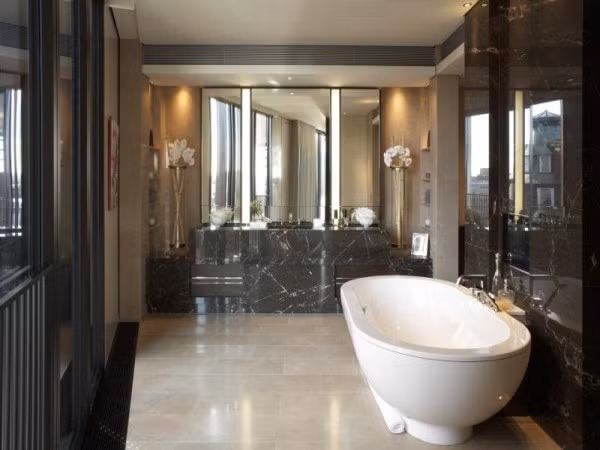 Mặc dù kinh tế có suy thoái trong những năm gần đây nhưng One Hyde Park vẫn bán được nhà bởi đơn giản nó được thiết kế rất đẹp mắt và đáp ứng được một vài yêu cầu cụ thể từ những người giàu có.