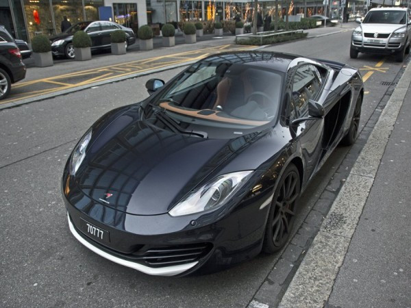 Sự kết hợp màu sắc trên chiếc McLaren MP4-12C này khá thời thượng và trang nhã. Sự kết hợp màu sắc trên chiếc McLaren MP4-12C này khá thời thượng và trang nhã.