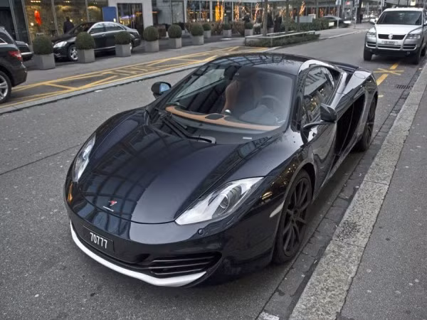 Sự kết hợp màu sắc trên chiếc McLaren MP4-12C này khá thời thượng và trang nhã.