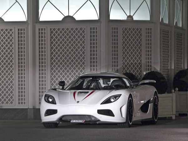 Koenigsegg Agera R, một trong những siêu phẩm của làng “xế hộp”, có thể đạt vận tốc tối đa lên đến 420 km/h. Bạn phải bỏ ra khoảng 2 triệu USD mới có thể “tậu” một chiếc về gara của mình. Koenigsegg Agera R, một trong những siêu phẩm của làng “xế hộp”, có thể đạt vận tốc tối đa lên đến 420 km/h. Bạn phải bỏ ra khoảng 2 triệu USD mới có thể “tậu” một chiếc về gara của mình.