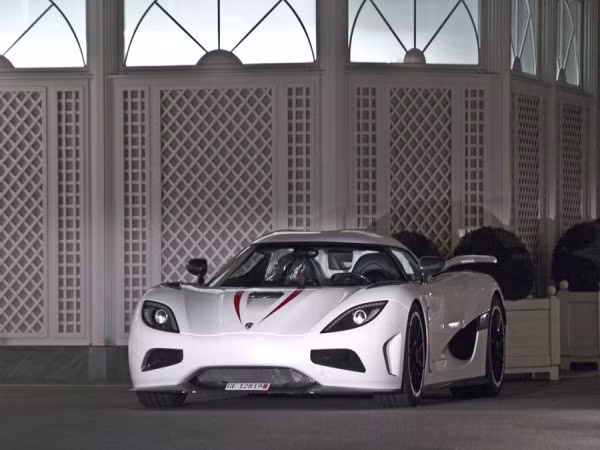 Koenigsegg Agera R, một trong những siêu phẩm của làng “xế hộp”, có thể đạt vận tốc tối đa lên đến 420 km/h. Bạn phải bỏ ra khoảng 2 triệu USD mới có thể “tậu” một chiếc về gara của mình.