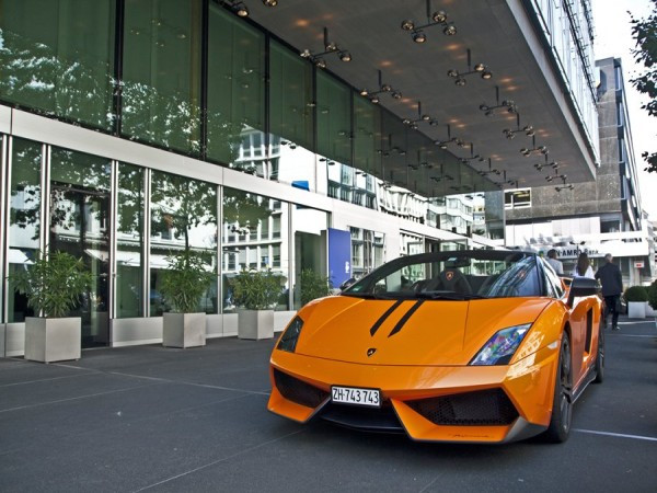 Đây là chiếc Spyder Performante, một phiên bản "nhẹ ký" của xe Laborghini Gallardo Spyder. Đây là chiếc Spyder Performante, một phiên bản "nhẹ ký" của xe Laborghini Gallardo Spyder.